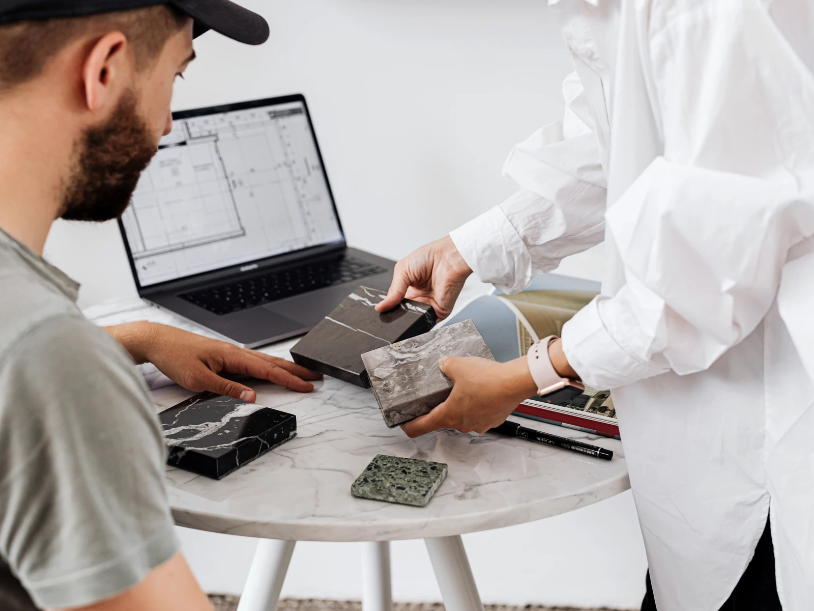 Beratung zur Badplanung mit Materialmustern und Grundriss